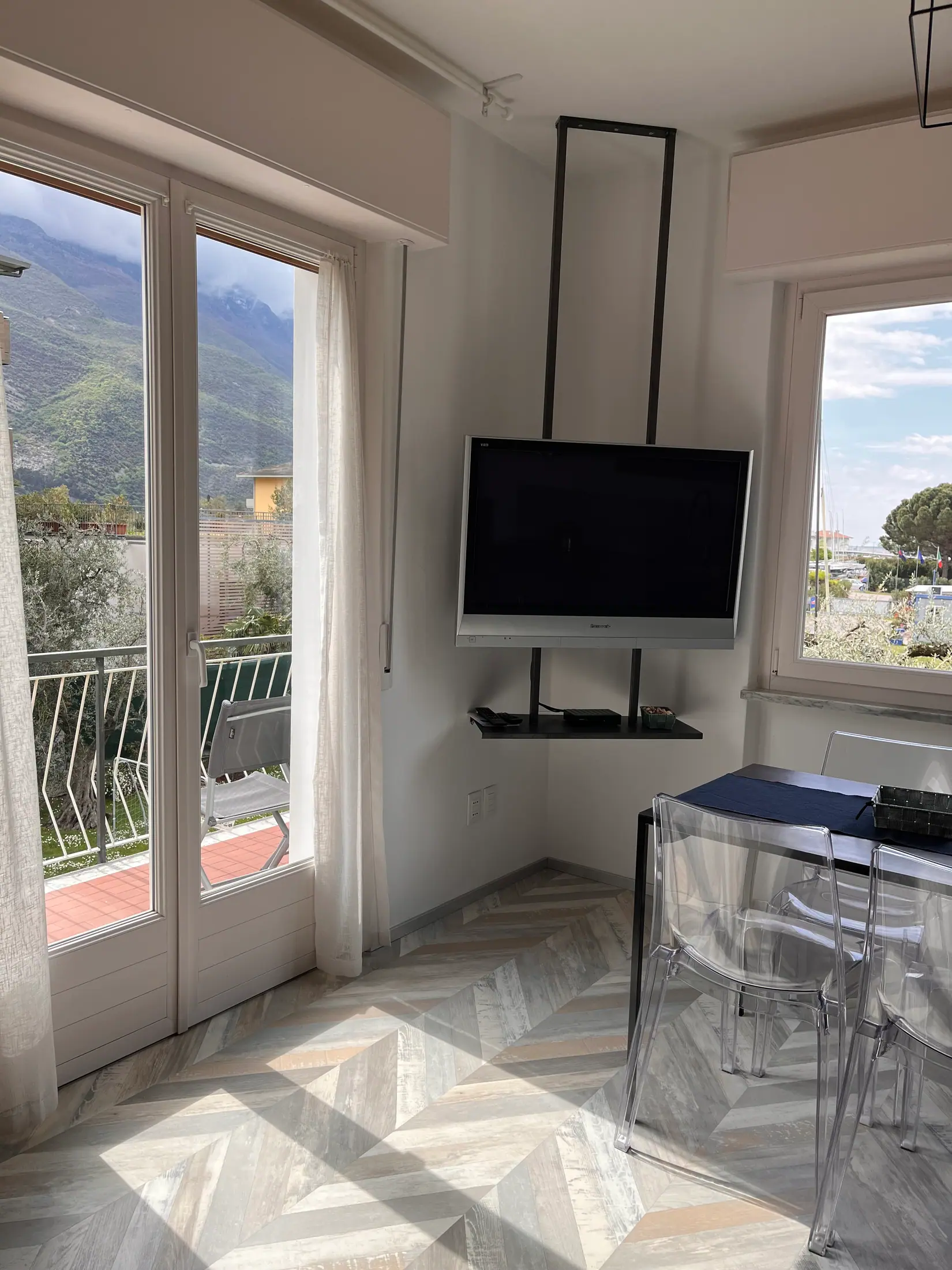ALBA, la porta finestra sul balcone con le montagne fuori