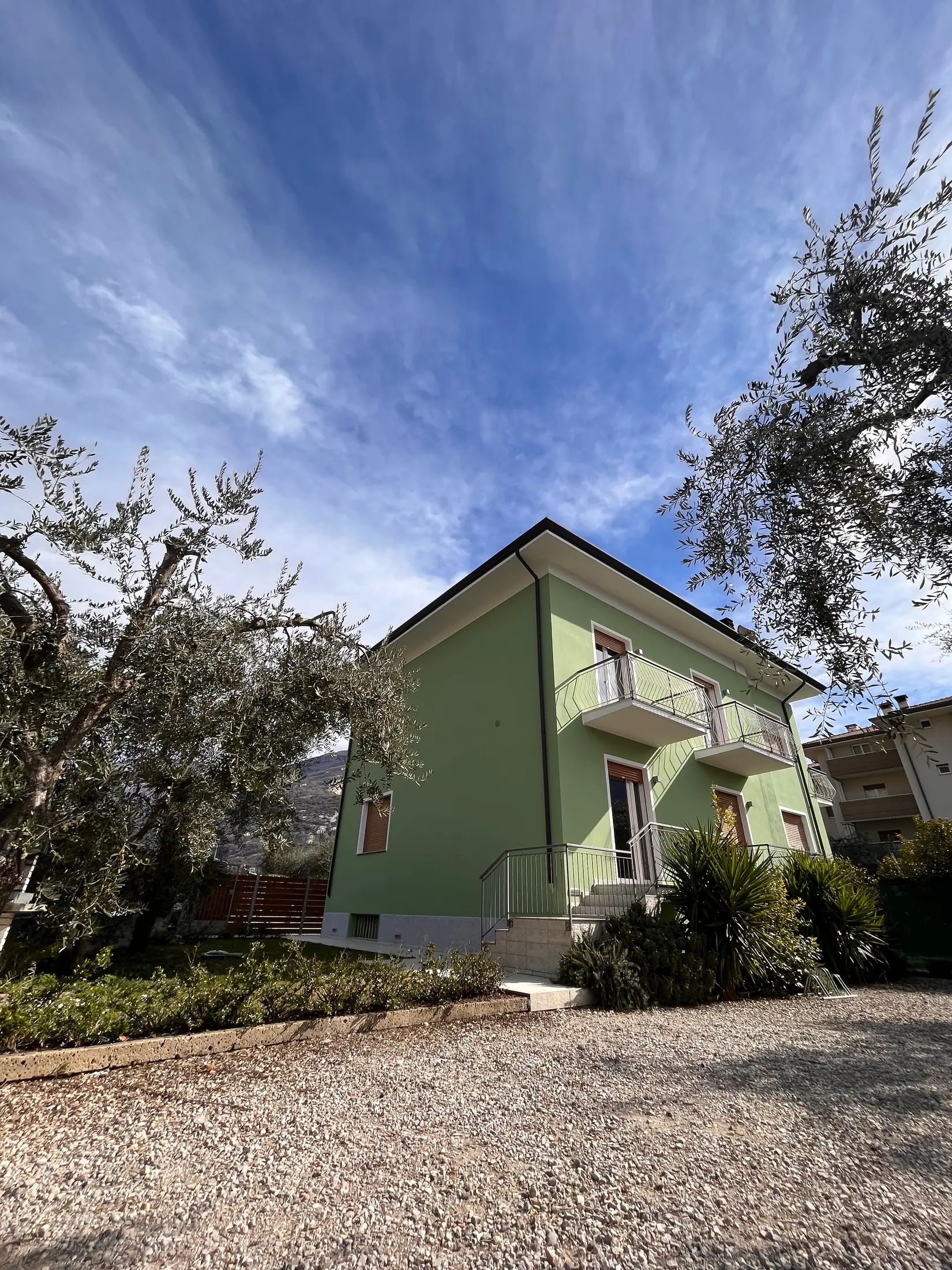 La Casa Verde tra gli ulivi, cielo con nuvole