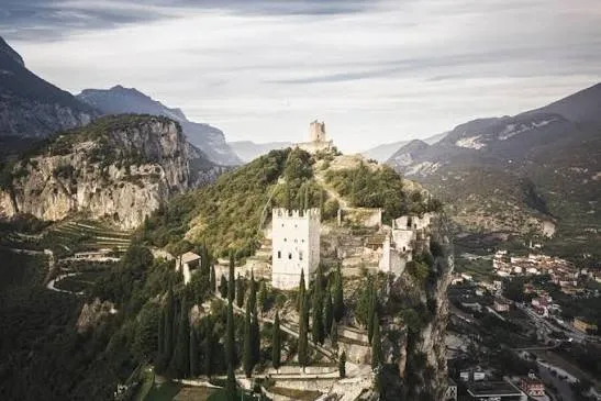 Il Castello di Arco sulla sua rupe, sopra la valle