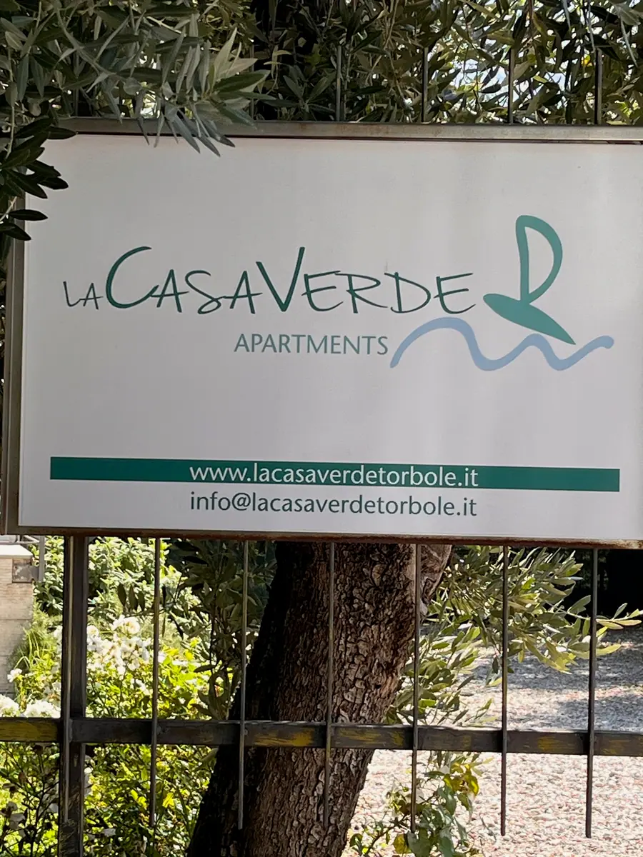 L'insegna La Casa Verde al cancello
