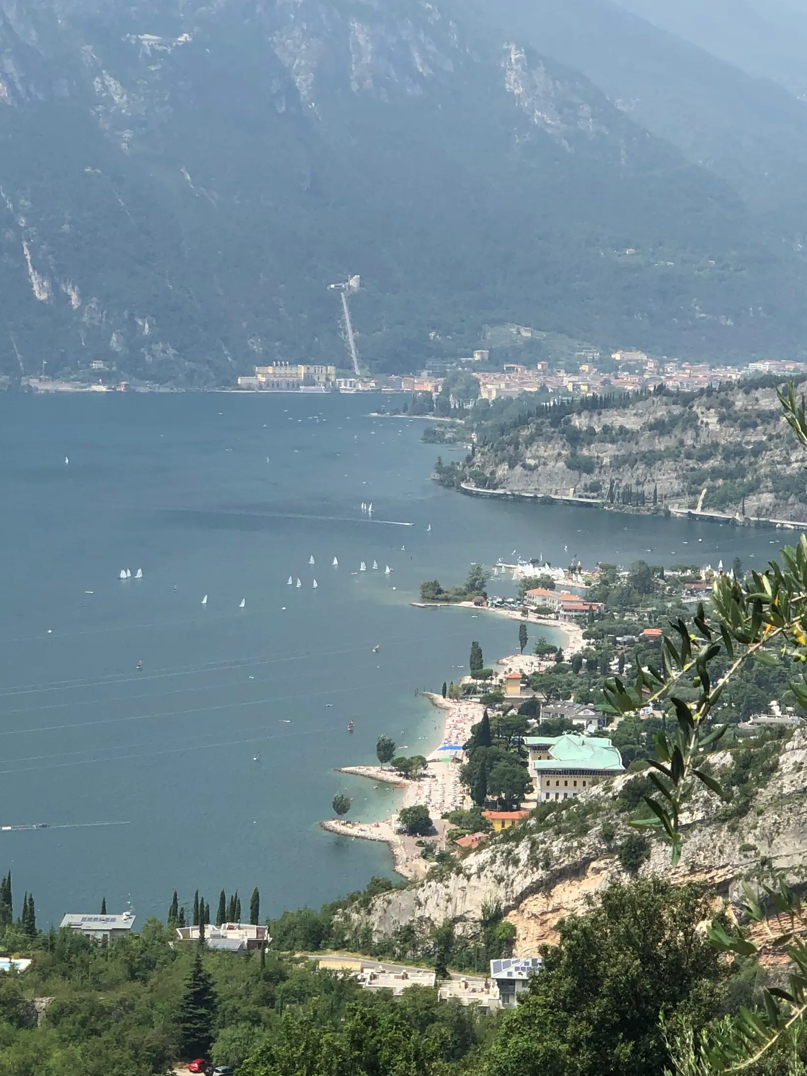 Il lago verso Riva con le barche a vela, visto dall'alto
