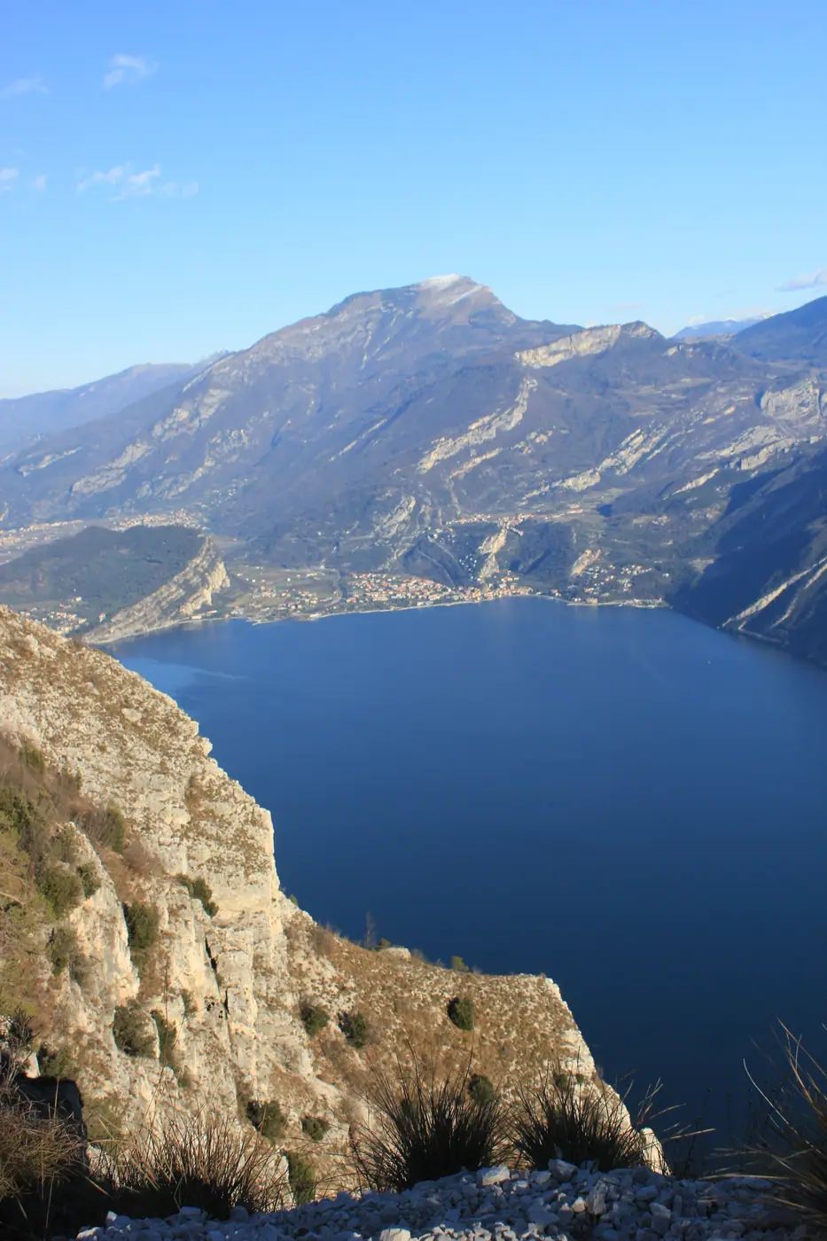 Il lago blu visto dalla rupe di Punta Larici