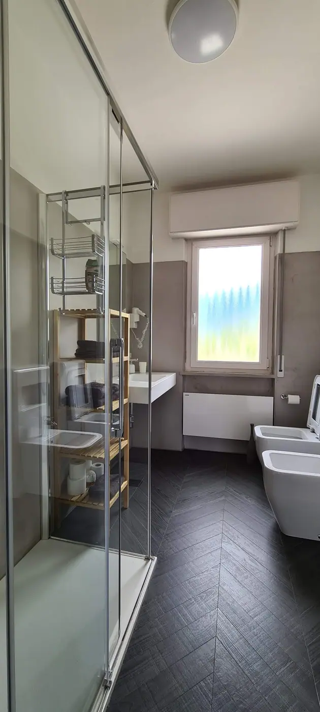 SOLE, il bagno con la doccia e la finestra