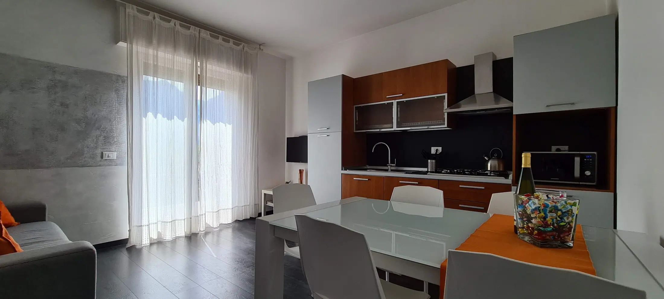 SOLE, il soggiorno con la cucina e il balcone