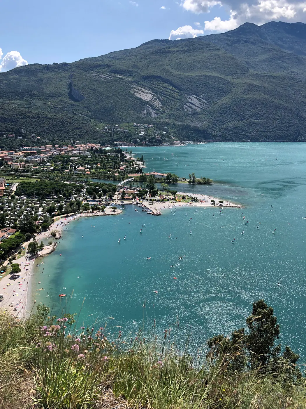 La spiaggia e il porto di Torbole dall'alto