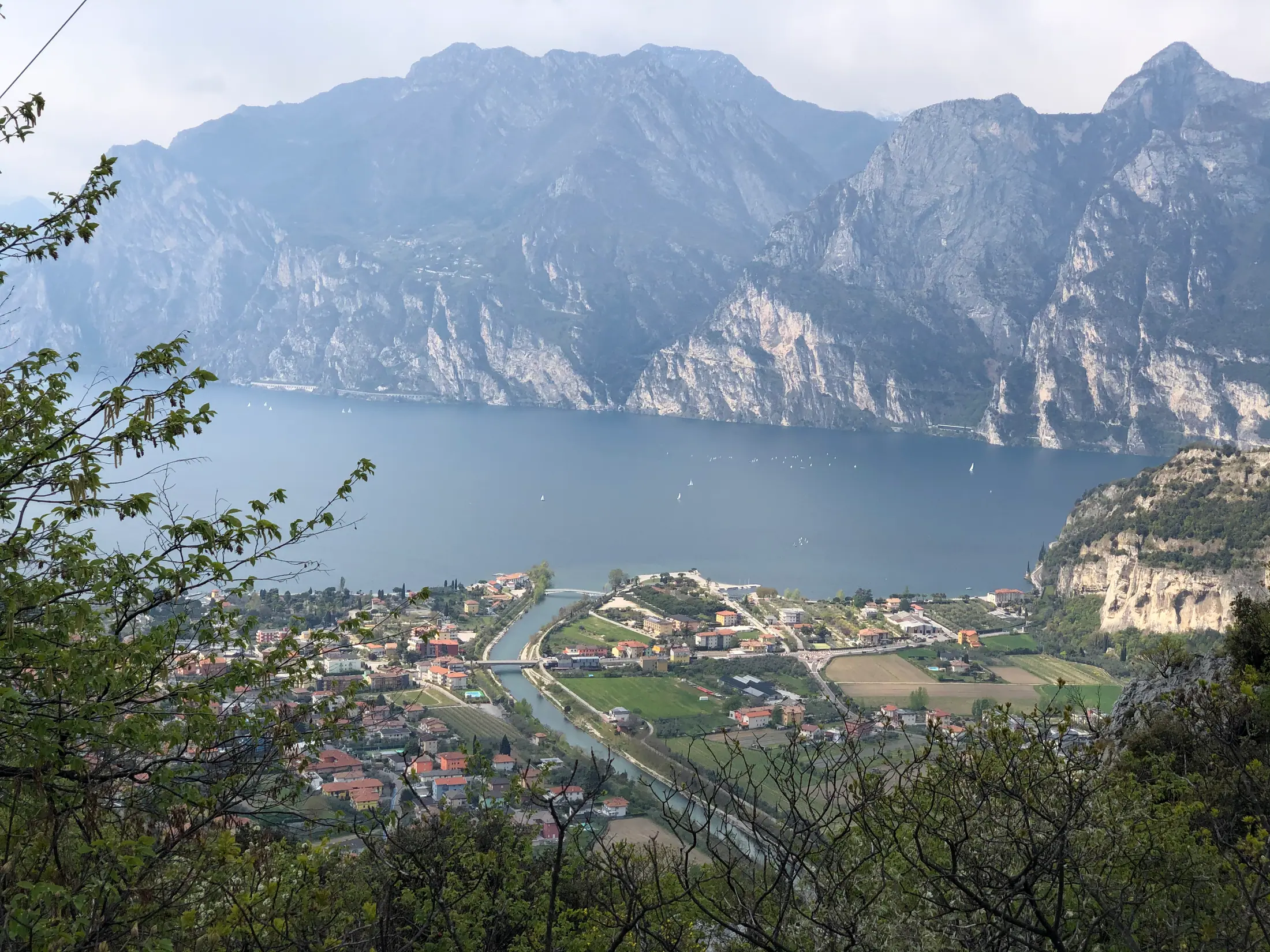La valle verso Torbole e il lago tra le montagne