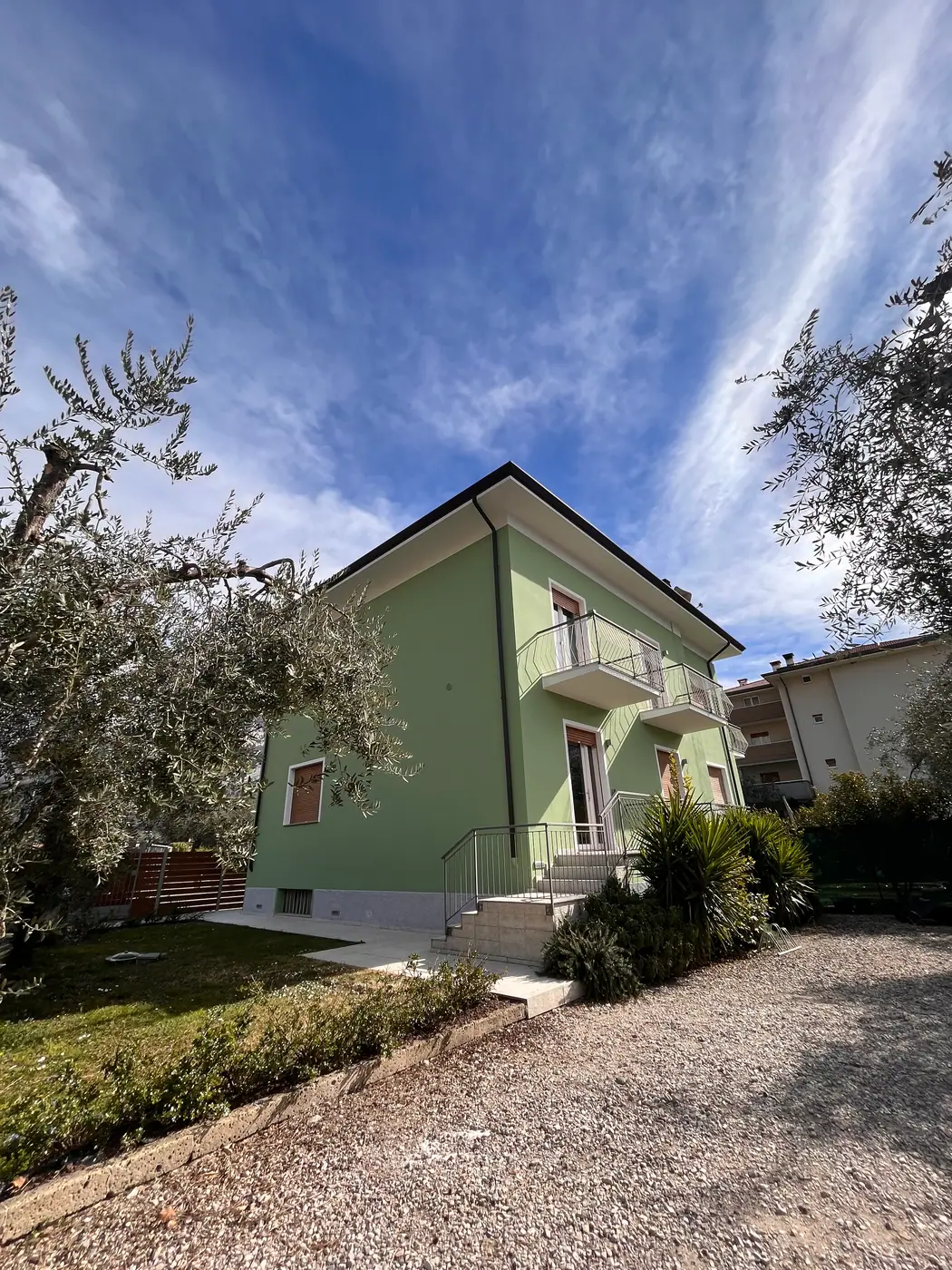Il vialetto d'ingresso fra il verde